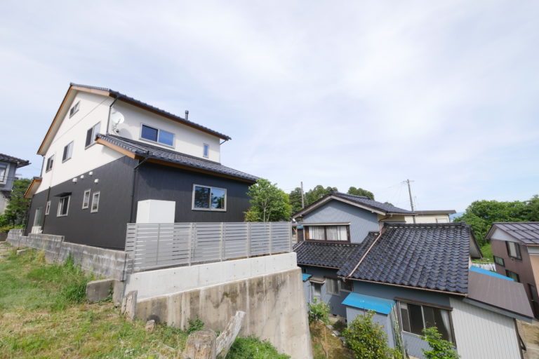 見晴らしの良い高台に建つ家の外観